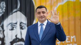 VIDEO Se cere anchetă pentru contractul lui George Simion! Oamenii s-au îngrămădit cu sutele să semneze: „Este foarte multă naivitate”